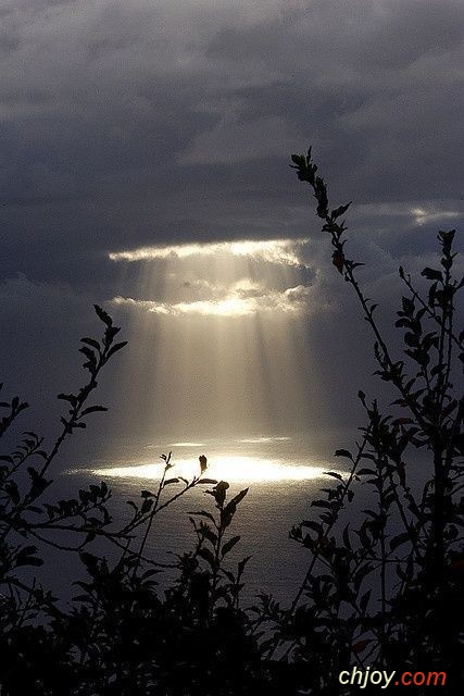 Il suffit d'un rai de lumire pour clairer la nuit 