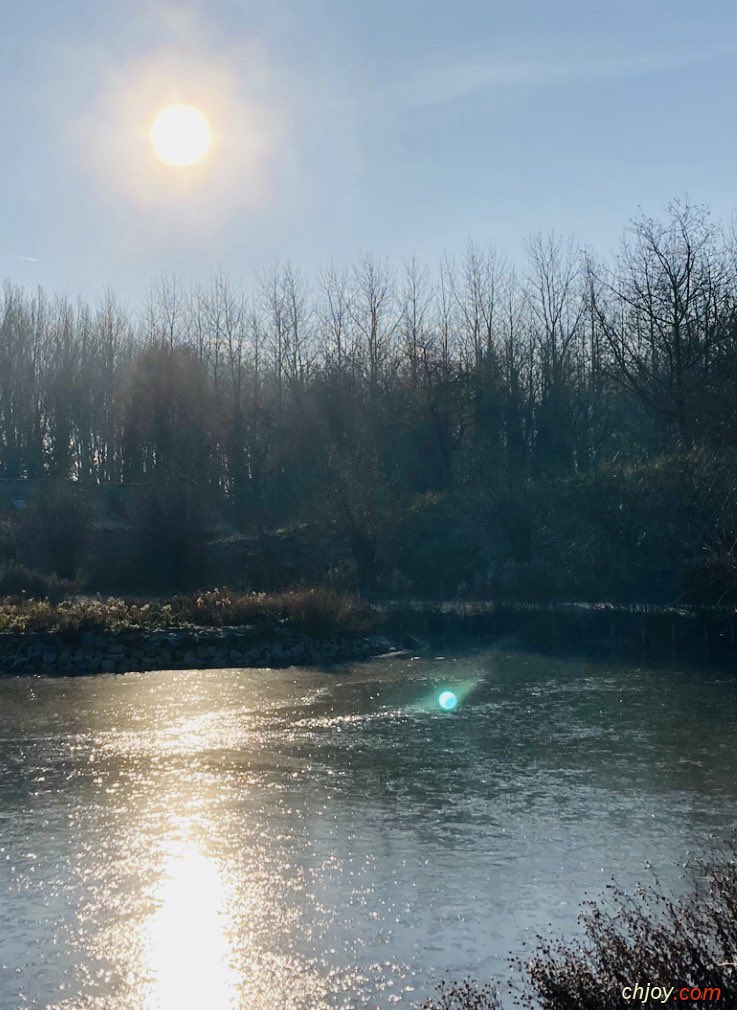 Dans le reflet de leau les souvenirs se mirent 