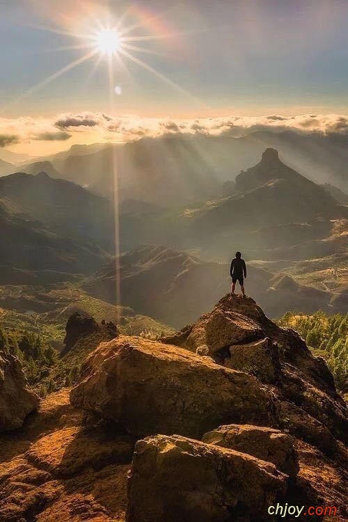 Toute Âme qui s'lve lve le Monde 