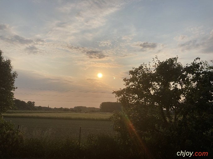 Quand le soleil se couche sur la terre 